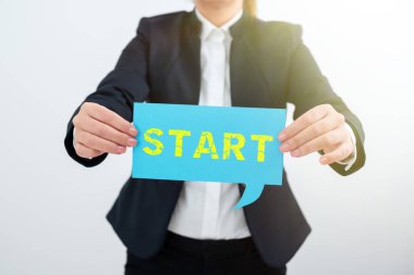 Kavramsal başlık Başlat, Kavram, takım elbiseli bir iş adamının başarılı takım çalışmasını sembolize eden açık avuç içiyle bir şeyler yapmaya başlamak için belirli bir noktadan itibaren dikkate alınmalıdır.