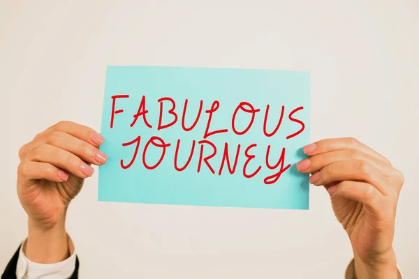 コンセプトキャプション Fabulous Journey Businessあなたが非常に気に入っている または考えているキャンペーンは良いビジネスウーマンです両手で重要なメッセージでメモを保持 — ストック写真