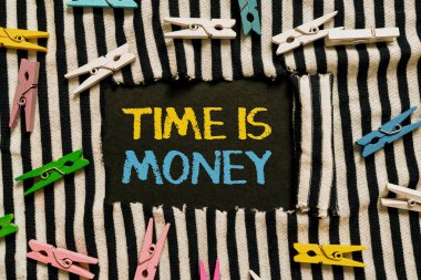 Antivirüs Kodları Yazan, Hata Ayıklama Kodları Yazan Soyut Programcı 'da gerekli ya da istenilen değişiklikleri gösteren ilham kaynağı: Para, İnternet Kavramı