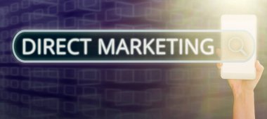 Dijital Arama Çubuğu ve İş Planlarını gösteren cep telefonlu Kamu Kadınlarına doğrudan hizmet satma kavramsal başlık Doğrudan Pazarlama, iş konsepti.