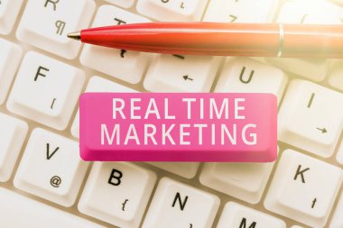Kavramsal başlık: Real Time Marketing, Kavramsal Fotoğraf İş Stratejisi Mevcut eğilimler ve müşteri geribildirimleri üzerine odaklandı