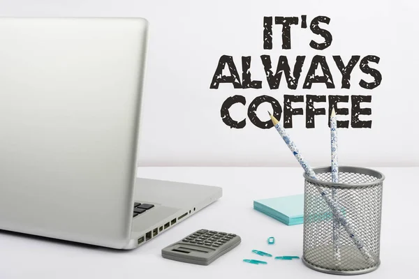 コンセプトは常にコーヒーを表示し カフェイン愛好家に書かれた言葉目標を達成するために仕事を始めるために一日中飲みます — ストック写真