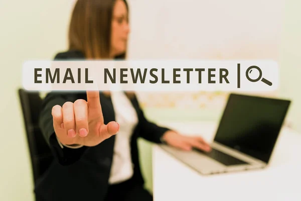 Tekst Pisma Ręcznego Email Newsletter Conceptual Photo Dając Pracownikom Informacje — Zdjęcie stockowe