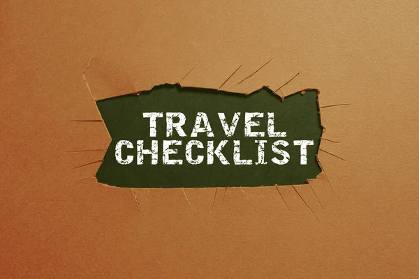 旅行チェックリストを提示するテキストキャプション 鉛筆や本でカップで机の上に表示される重要なアイデアを教えるか または学習の他の枝を指示する行為を意味する概念 — ストック写真