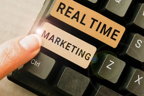 실시간 마케팅을 텍스트 비즈니스 전략에 초점을 트렌드와 피드백 — 스톡 사진