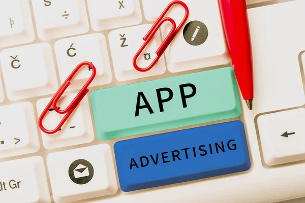 アプリ広告の表示にサイン ビジネスアイデアの開発者は モバイルアプリで広告を提供するために支払われます — ストック写真