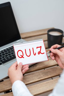 Oyuncuların soruları doğru cevaplamaya çalıştığı oyun Quiz, İnternet Konsepti gösterim formunu imzalayın