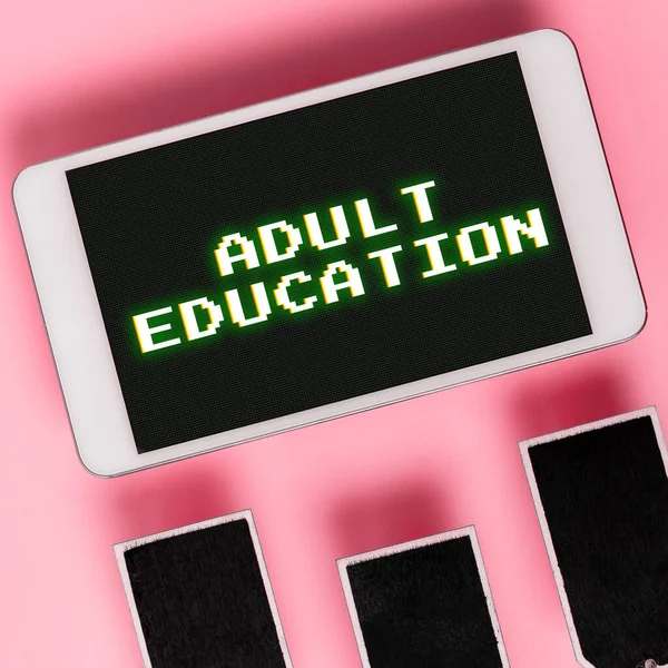 介绍成人教育的文字说明 商业展示为失学成年人提供的教育方案 — 图库照片
