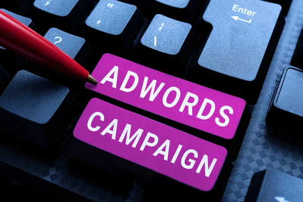 Signe Affichant Adwords Campaign Word Écrit Sur Stratégie Pour Cibler — Photo