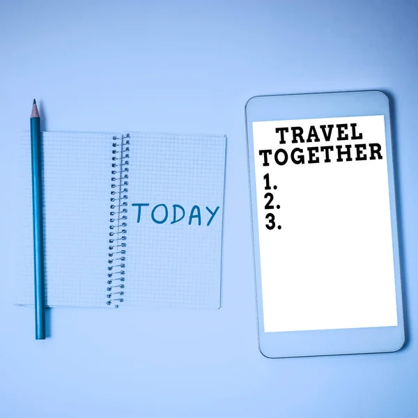 一緒に旅行を表示するサイン 他の人が同行しながら休暇に行くインターネットの概念 — ストック写真