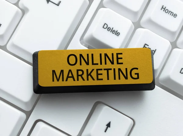 온라인 마케팅 Online Marketing 서명을 비즈니스 채널을 활용하여 메시지를 퍼뜨린다 — 스톡 사진