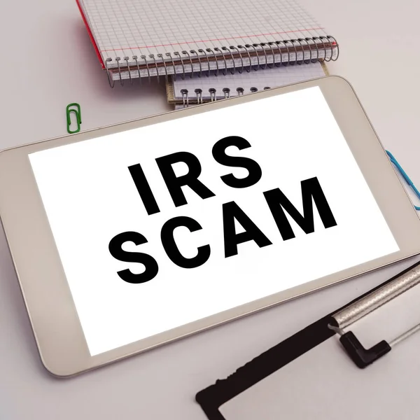 内国歳入庁のふりをして納税者を対象としたビジネスコンセプト Irs Scam の表示に署名 — ストック写真