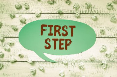 El yazısı metni İlk Adım, belirli bir sürecin başlangıcına ilişkin kavramsal fotoğraf