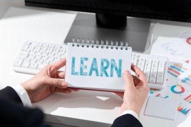 El yazısı metni Öğren, mevcut yeni değişken bilgi davranışları edinme süreci için sözcük