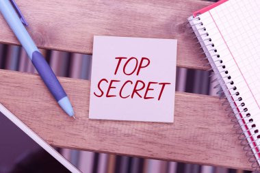 Çok Gizli metin gösterimi yazılıyor, birisine söyleyemeyeceği önemli veri ya da bilgi üzerine yazılmış sözcük