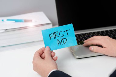 İlham verici ilk yardım ve iş yaklaşımını gösteren metin tıbbi eğitime gerek duymayan küçük kesikleri iyileştirme pratiği