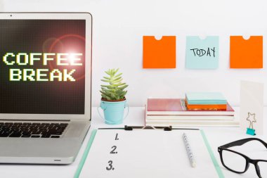 Kahve molası, iş vitrininde iş yapmadan kahve içmek için ayrılan kısa süre.