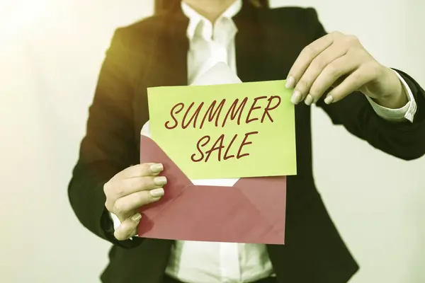 手書きサイン夏セール コンセプト写真夏の間に課される商品に割引の特別なタイプ — ストック写真