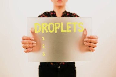 İlham damlacıklarını gösteren metin, internet konsepti belli ıslak yerlerde çok küçük bir sıvı damlası bulunabilir