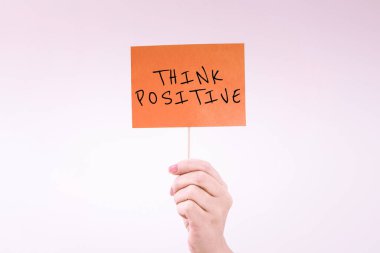 Bir insanı cesaretlendiren ve şarj etmeye yardımcı olan düşünceleri yaratan olumlu ve iş görüşünü gösteren bir tabela