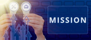 İlham veren görevi gösteren metin, iş genel görünümü seyahat içeren önemli bir görev verilir