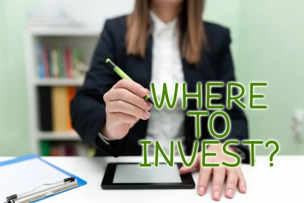 Podpis Tekstowy Prezentujący Gdzie Inwestować Pytania Business Concept Fundraising Money — Zdjęcie stockowe