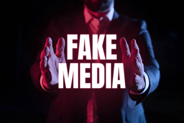 Textschild Mit Fake Media Geschäftskonzept Eine Von Brodcastern Gehaltene Formation — Stockfoto