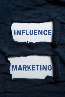 El yazısı metni Etkilendirme Pazarlama, sosyal medya ticaretinin iş kavramı