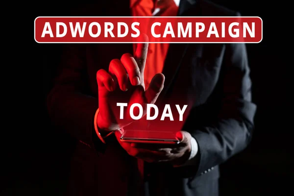 右のキーワードと右の訪問者をターゲットにするためのアドワーズ広告キャンペーン インターネットコンセプト戦略を提示テキストキャプション — ストック写真