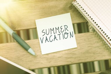 İlham verici yaz tatili, iş yaklaşımı en sıcak sezonda gerçekleşen kısa seyahatleri gösteren metin