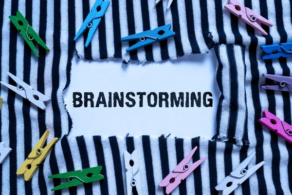 Концептуальный Дисплей Brain Storming Word Stimulating Creative Thinking Developing New — стоковое фото