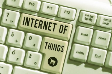 Nesnelerin İnternetini sunan metin başlığı, ağ bağlantıları üzerine yazılan kelime yenilikçi üretim ve akıllı endüstri