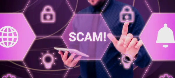显示Scam Internet概念不诚实的骗局诈骗偷窃某人的钱或信息的文字标志 — 图库照片