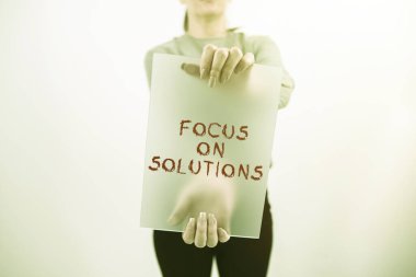 El yazısı işareti Çözümlere Odaklanma, iş kavramı olumlu değişim elde etmek için güçlü pratik yol