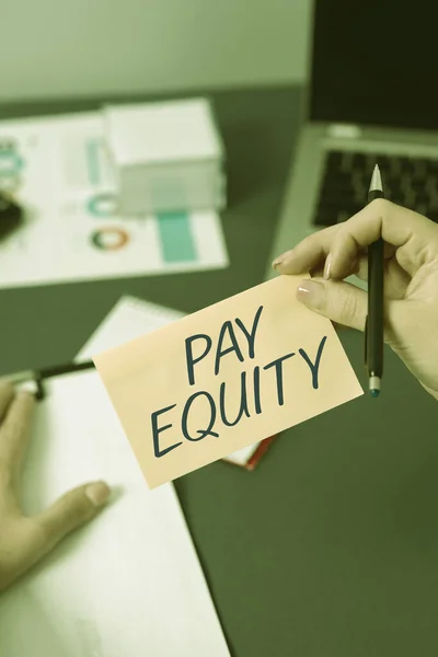 Sinal Texto Mostrando Pay Equity Conceito Internet Eliminando Discriminação Sexual — Fotografia de Stock