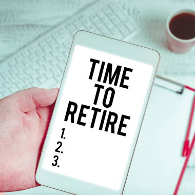 El yazısı imzası: Emekli olma zamanı, banka tasarruf hesabı, sigorta ve emeklilik planı üzerine yazılmış söz.