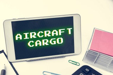 Uçak Kargosunu, İş Yaklaşımını Hava Taşımacılığı Hava Yolları Malzemelerini Uçakla Gösteren Tabela