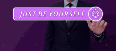 İlham veren bir metin. Sadece kendin ol, kavramsal fotoğraf, kendine güven, kendine güvenen gerçek dürüstlük motivasyonu.