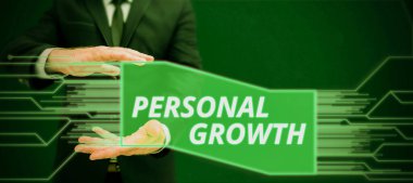 Kişinin kendini anlama ve geliştirme süreci üzerine yazılmış Kişisel Büyüme Sözcüğünü gösteren imzalar