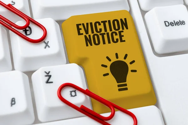손으로 Eviction Notice 비즈니스 케이스는 누군가가 재산을 떠나야 한다는 — 스톡 사진
