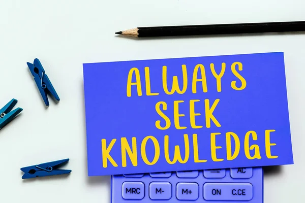 Legenda Texto Apresentando Always Seek Knowledge Business Idea Autodidact Forte — Fotografia de Stock
