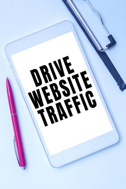 Kavramsal ekran sürücüsü web sitesi trafiği, kavramsal fotoğraf iş sitesine gelen ziyaretçi sayısını artırır