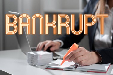 İflas ettiğini gösteren bir tabela, kavramsal fotoğraf finansal bir yıkım haline indirgenmiş ya da bitap düşmüş.