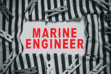 Denizci Mühendis 'i gösteren bir tabela, S gemisinin bakımı ve işletimi için kullanılan kelime motorlardır.