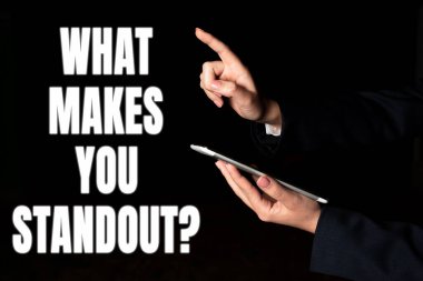 Seni neyin öne çıkardığını gösteren bir metin yazısı, iş şovu birilerine niteliklerini soruyor.