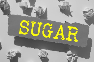 Şekeri gösteren metin başlığı, kavramsal fotoğraf tatlı kristal madde kamış gibi çeşitli bitkilerden elde edilmiştir