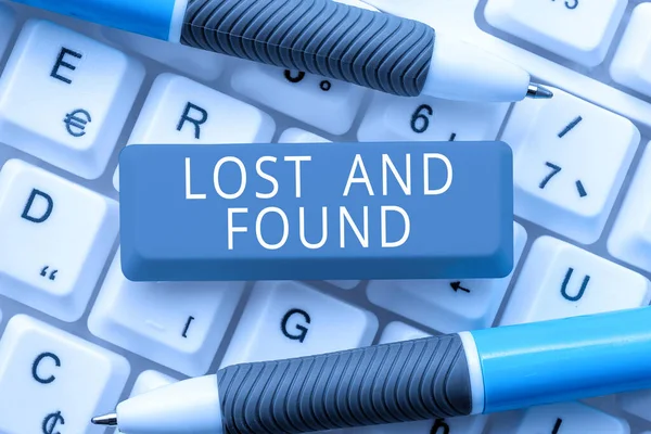 Legenda Texto Apresentando Lost Found Business Approach Local Onde Você — Fotografia de Stock