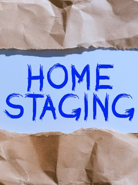 不動産市場での販売のための民間住宅のホームステージ インターネットコンセプトの準備を示すサイン — ストック写真