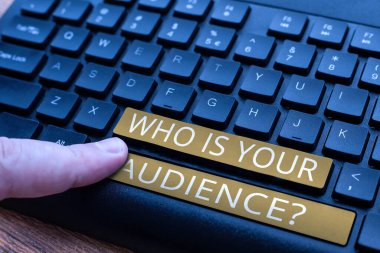 Seyircinin Kim Olduğunu, İş Konseptini Kimin İzlediğini ya da Dinlediğini Gösteren Tabela