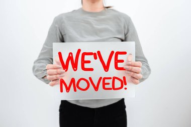 Weve Moved 'i gösteren tabela, aynı ya da farklı bir ülkeden canlı olarak gösterilecek.